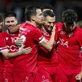 Dejan Sorgic auteur du 1-0 pour le FC Sion, entouré de ses partenaires